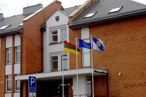 Prie pastato suplevėsavo atvirkščiai pakabinta trispalvė