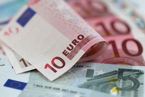Įvedant eurą didės socialinių išmokų dydžiai