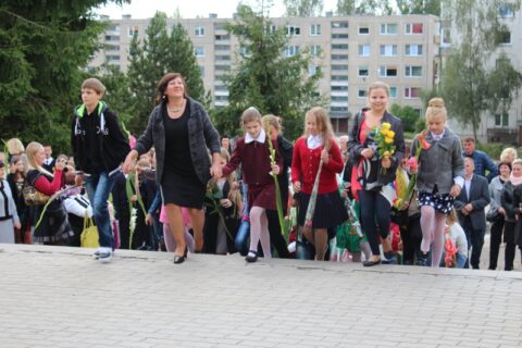 Mokyklose skambutis paskelbė naują mokslo metų pradžią