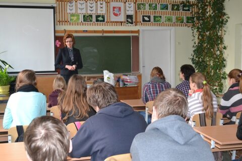 Pažintį su „mistine institucija“ pradeda mokyklos suole