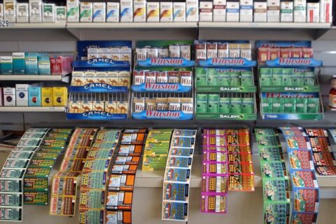 Naktinė vagystė Radeikiuose: vagis suviliojo cigaretės ir loterijos bilietai