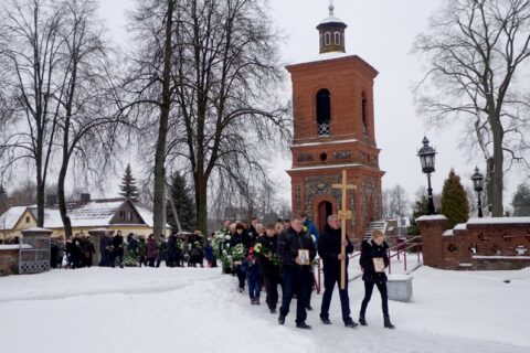 Šalia tėvo palaidoti vaikai – sesutė ir broliukas