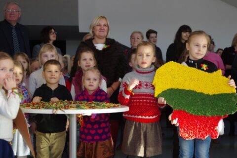 Rytų Lietuvos mokyklos Lietuvai padovanojo tūkstančius trispalvių draugystės apyrankių
