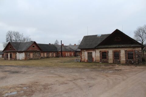 Ūkiniame pastate prieglobstį rado ir žmonės, ir arkliai