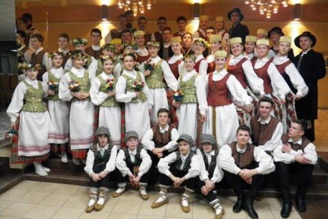 „Šoktinyje“ uteniškiai demonstravo originalumą su puodais, šaukštais ir suoleliais
