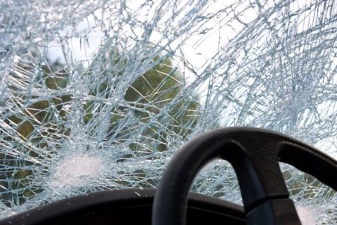 Automobilį daužė ant jo užšokęs vyriškis