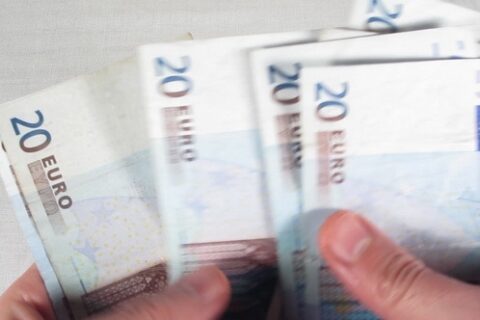 Iš moters išviliojo 1750 eurų