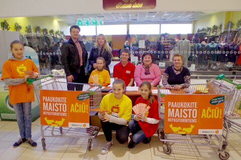 Geradariai skurstantiems žmonėms aukojo ir Utenoje