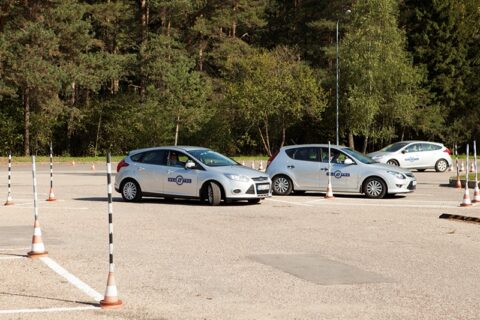 Domėjimasis egzaminų automobiliais nemažėja