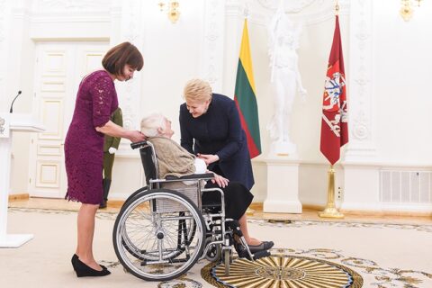 Prezidentė ordino „Už nuopelnus Lietuvai“ medaliu apdovanojo uteniškę O. Trinkūnienę