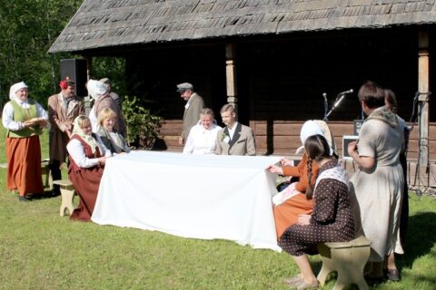 Brolių sodyba atgijo poezijos, dainų ir teatro fone