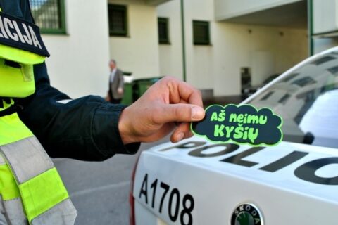 Policijos pareigūnus norėjo papirkti 50 eurų kyšiu