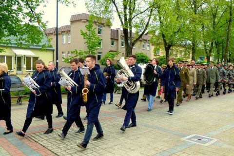 Partizanų pagerbimo, kariuomenės ir visuomenės vienybės diena buvo švenčiama ir Utenoje