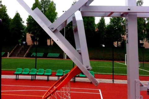Naujai rekonstruotas „Saulės“ gimnazijos stadionas jau nukentėjo nuo vandalų