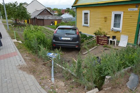 Po avarijos į uteniškių kiemą vėl įskriejo automobilis