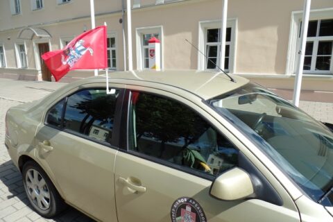 Pasieniečių dieną VSAT automobiliai papuošti istorinėmis Lietuvos vėliavėlėmis
