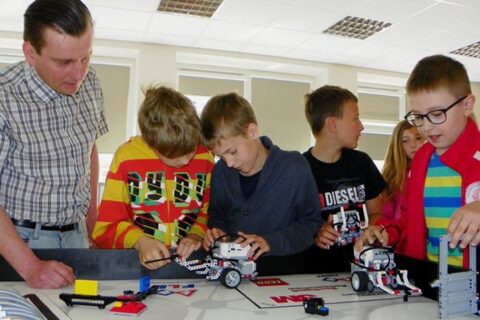 Robotikos stovykla Utenoje: vaikai įniko į jiems įdomią veiklą