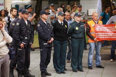Statutiniai pareigūnai sirenomis seimūnams priminė netesėtus pažadus