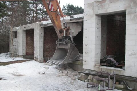 Neteisėti statiniai sulyginti su žeme