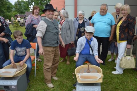 Teatro, muzikos ir molio fiesta Leliūnuose abejingų nepaliko