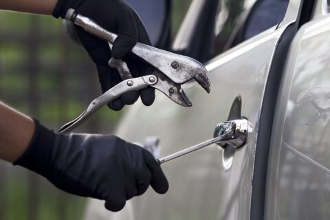 Iš uteniškių kiemo pavogė du brangius automobilius