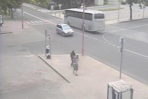 Ieškomi asmenys, iš moters pasisavinę maišelį su daiktais