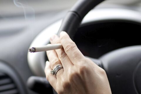 Gresia baudos norintiems užtraukti cigaretės dūmą automobilyje