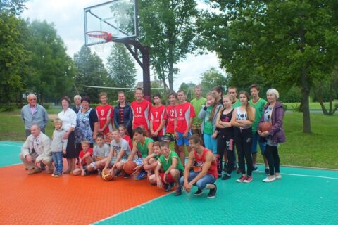 Mockėnų komanda švenčia pergalę