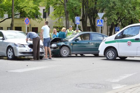 Sankryžoje susidūrė trys automobiliai