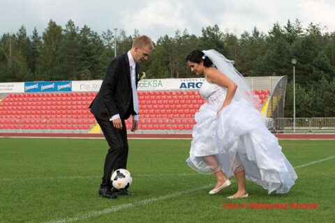 Konkursą laimėjo jaunavedžiai, įsiamžinę futbolo aikštelėje