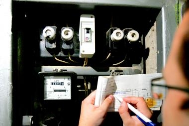 Elektros skaitiklius tikrinantys darbuotojai – tik su specialiais leidimais