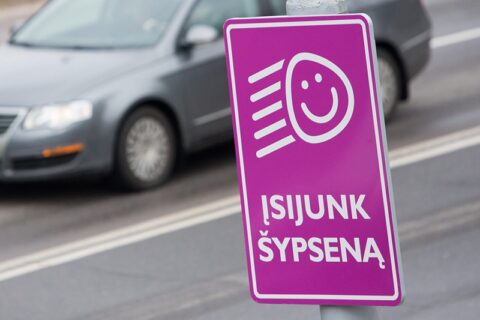 „Pikčiausiose“ Utenos miesto vietose vairuotojai raginami „įsijungti“ šypsenas