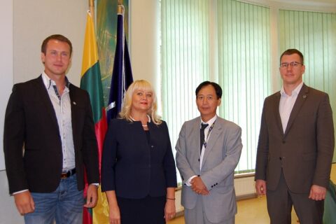 Visagine lankėsi Japonijos ambasadorius