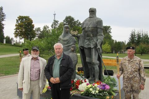 Agluonoje atidengtas paminklas baltų karalių šeimai