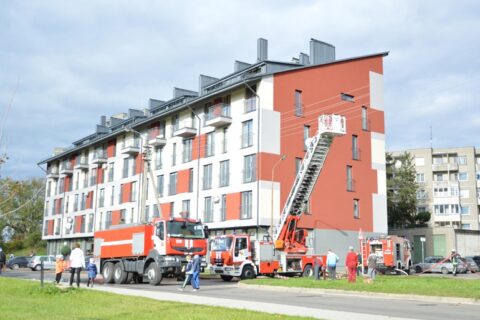 Krašuonos mikrorajone degė naujo namo stogas