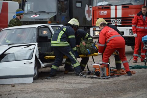 Utenoje liepsnojo automobilis, dirbo išminuotojai