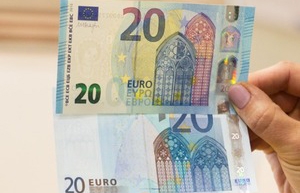 Policija įspėja: po naujojo 20 eurų banknoto pasirodymo gali suaktyvėti sukčiai