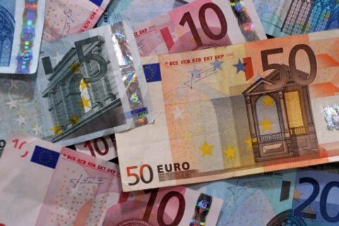 Nepanaudotus 120 mln. eurų piniginei socialinei paramai savivaldybės turi skirti socialinėms reikmėms