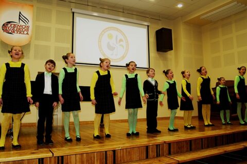 Utenoje nuvilnijo „Dainų dainelė“
