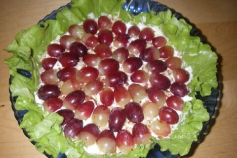 Vištienos salotos su vynuogėmis ir kedro riešutais