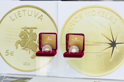 Aukso monetoje sužibo lazerio žvaigždė