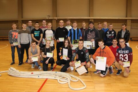 Mokiniai varžėsi virvės traukimo varžybose