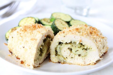 Vištos krūtinėlė, įdaryta mocarelos sūriu ir pesto padažu