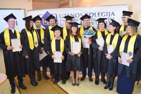 Diplomus gavo 12 Utenos kolegijos absolventų