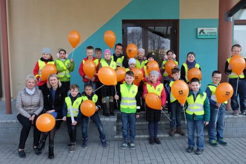 Saugaus eismo dieną pradinukai dalyvavo neįprastoje saugaus eismo pamokėlėje