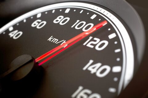 Baudos neišvengs net ir 1 km/val. viršiję greitį