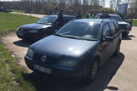Utenoje sustabdytuose automobiliuose – netikėti radiniai