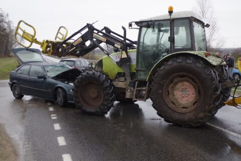 Vyžuonėlių kaime traktorius taranavo BMW automobilį