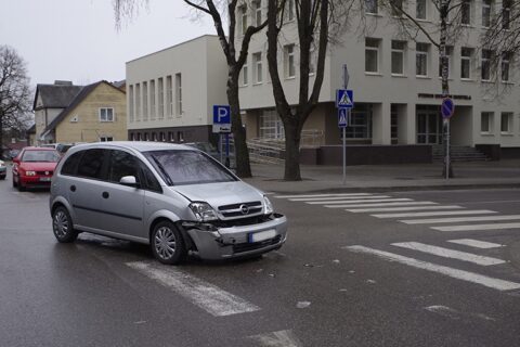 Avarija Utenoje: senjoras nepraleido automobilio, sulankstytas kelio ženklas