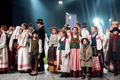 Pasitinkant Tautinio kostiumo metus – konkursas „Išausta tapatybė“